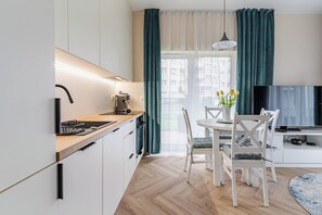 Wasserkocher mit Kaffee-/Teezubehör, Kühlschrank, Ofen, Herdplatte