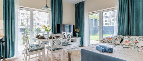 Tabla de planchar con plancha, wifi, ropa de cama