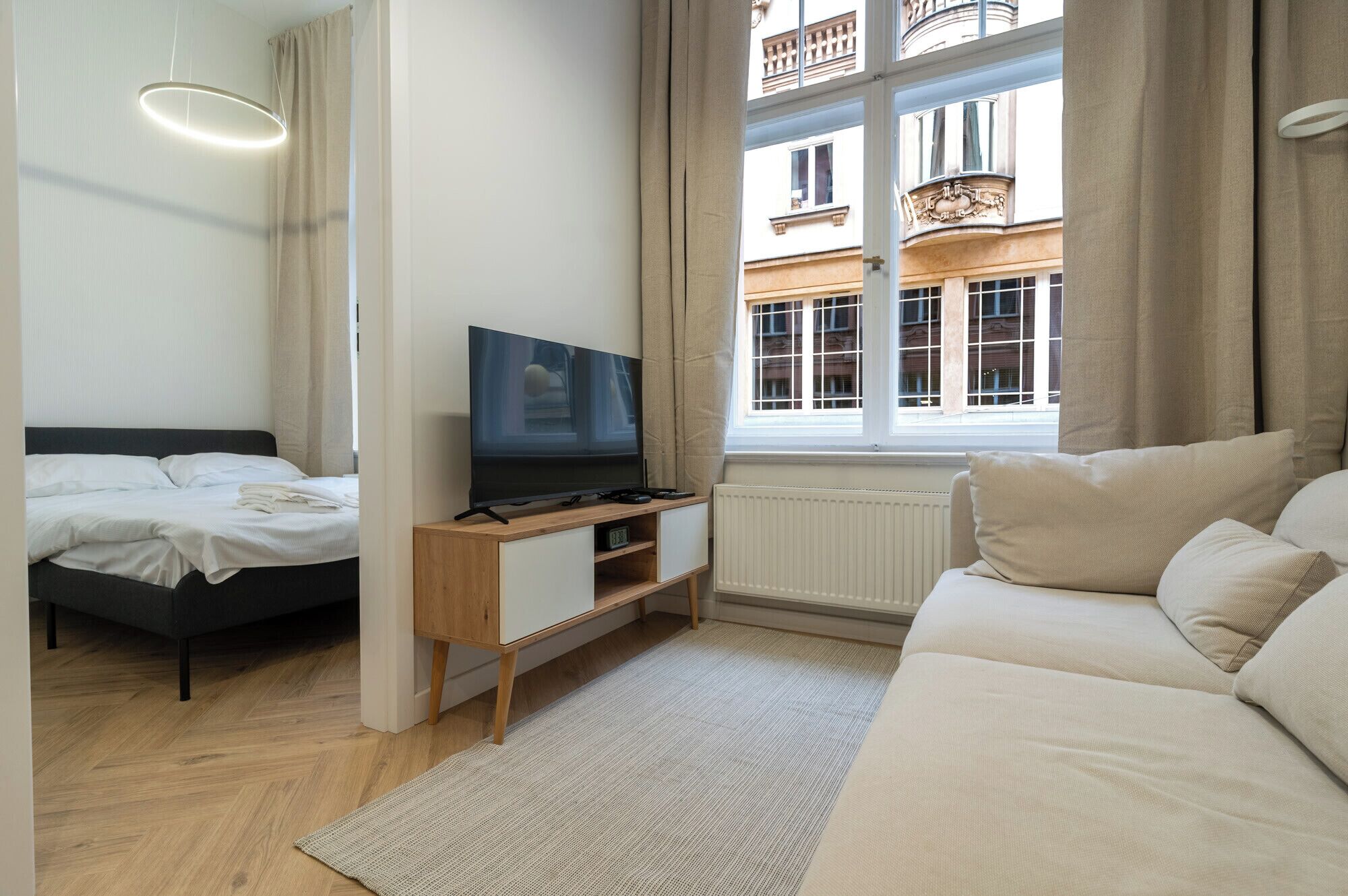 Tabla de planchar con plancha, wifi y ropa de cama 