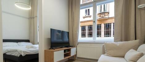 Tabla de planchar con plancha, wifi y ropa de cama