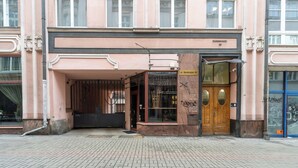 A building entrance with a glass door, a wooden door, and a sign indicating 'ul. Dyrekcyjna 10'. - Dyrekcyjna Charming Apartment (Katowice)