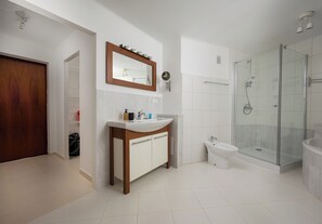 Shower, hair dryer, towels - Żurawia Spacious Apartment (Warszawa)