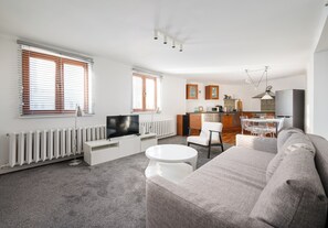 TV, books - Żurawia Spacious Apartment (Warszawa)