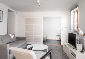 TV, books - Żurawia Spacious Apartment (Warszawa)