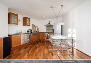 Fridge, microwave, oven, stovetop - Żurawia Spacious Apartment (Warszawa)