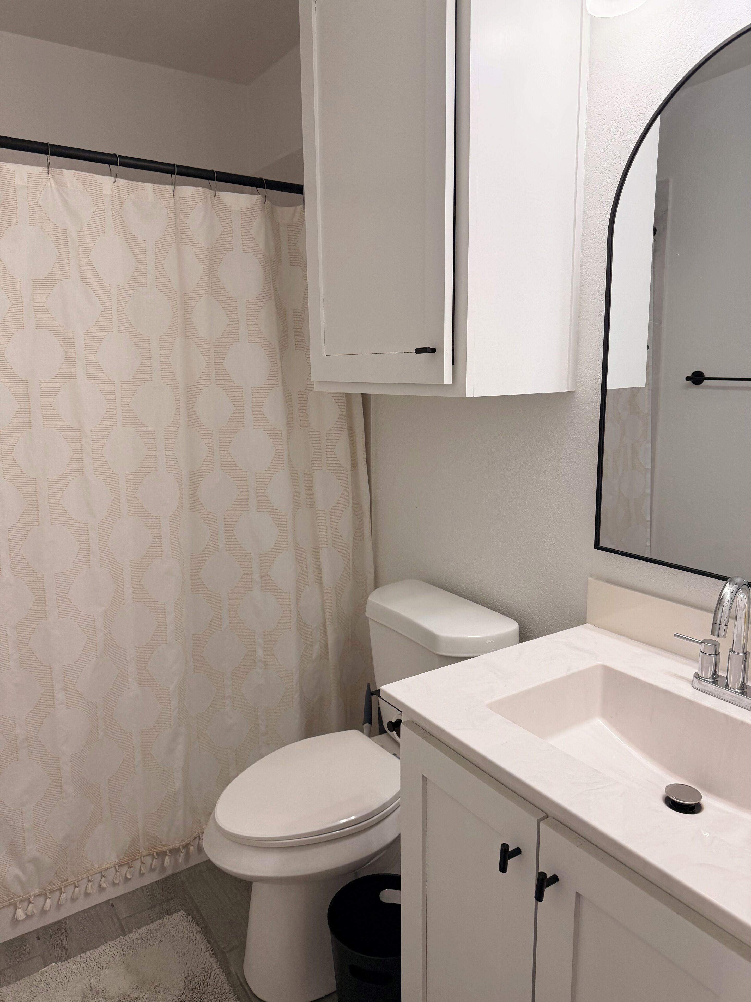 Een douche, een haardroger, handdoeken, zeep