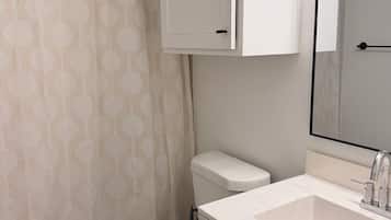 Regadera, secadora de cabello, toallas, jabón