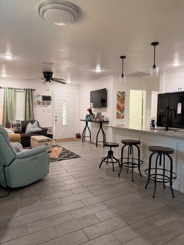 Charming 3-bedroom house close to lake in cozy Flint neighborhood.