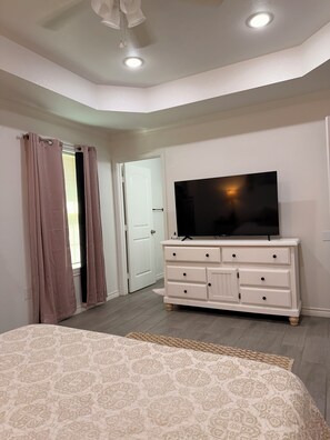 Een strijkplank/strijkijzer, wifi, beddengoed