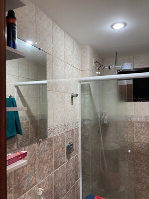 Dusche, Haartrockner, Handtücher, Seife