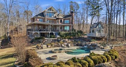 Luxury North Georgia Home / Mountain Views / Pool / Hot Tub