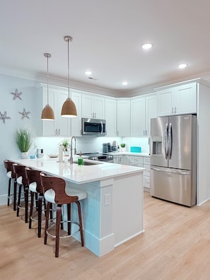 Refrigerador, microondas, horno y parrilla de estufa