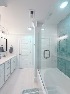 Shower, hair dryer, towels, soap - New 4-Bedroom
Steps from Beach,Shops,Dining, Airport,Mall & EV Level 2 Charger! (Myrtle Beach)