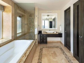 Haartrockner, Handtücher, Seife, Toilettenpapier