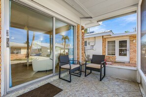 Terrace/patio - Seaside Fun Awaits in This Bright & Breezy Coastal Escape - Aloha Kai #47 - Roelens (Siesta Key)