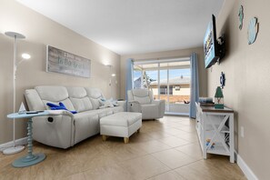 Smart TV, ping pong - Seaside Fun Awaits in This Bright & Breezy Coastal Escape - Aloha Kai #47 - Roelens (Siesta Key)