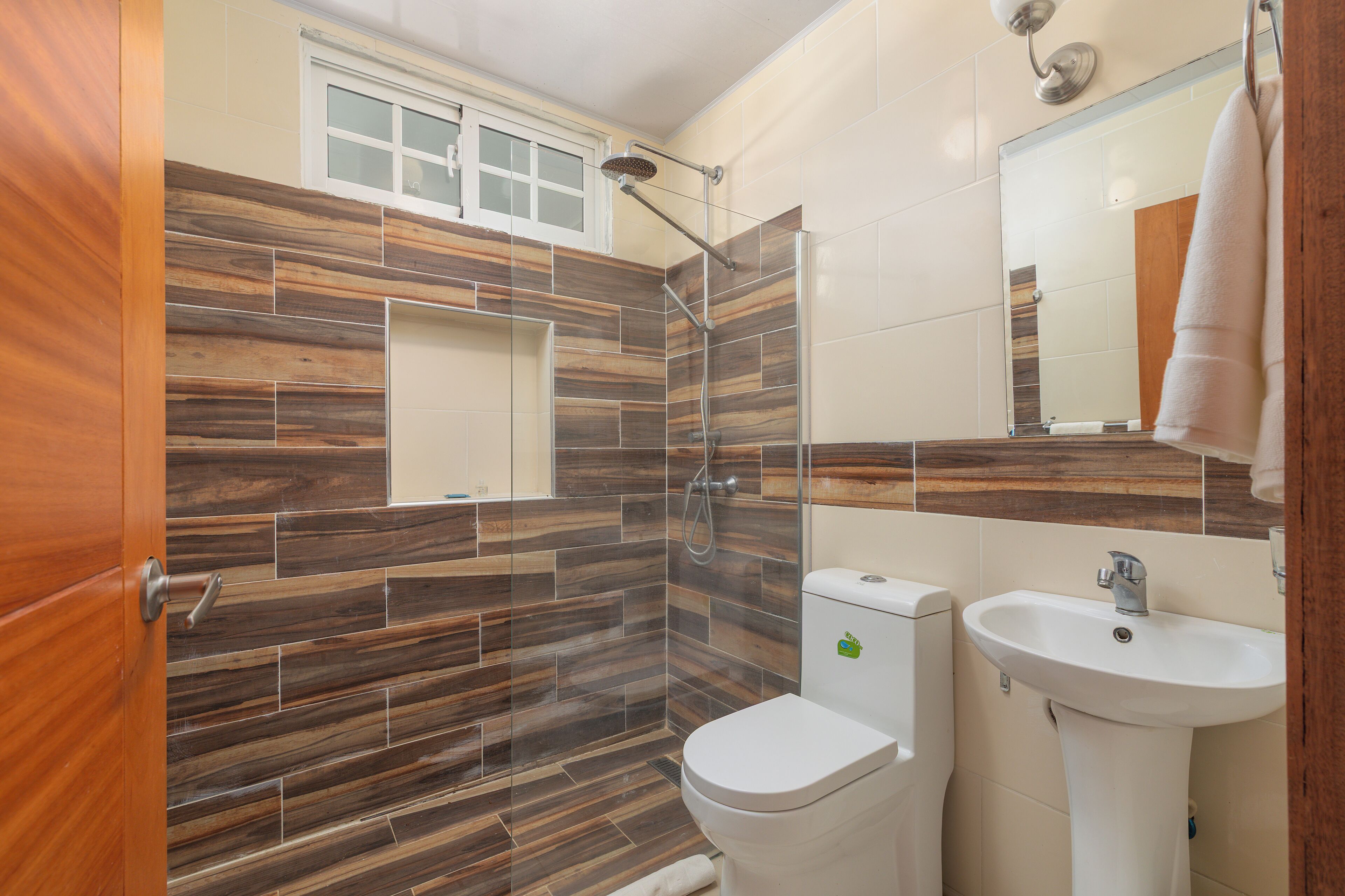 Une salle de bain avec une douche, des toilettes et un lavabo.