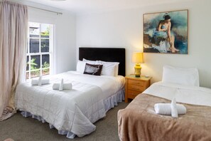 Escritorio, tabla de planchar con plancha, cuna de viaje y wifi 