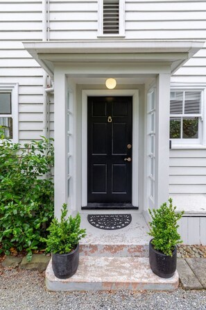 Exterior detail - Comfy Ground-Floor Living in Fendalton (Christchurch)