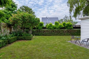 Outdoor dining - Comfy Ground-Floor Living in Fendalton (Christchurch)