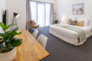 Tabla de planchar con plancha, wifi, ropa de cama