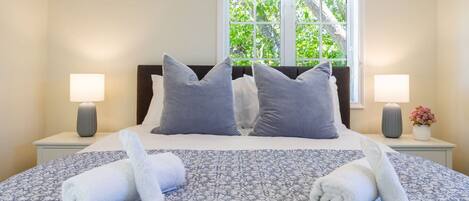 Fer et planche à repasser, lit parapluie, Wi-Fi, draps fournis