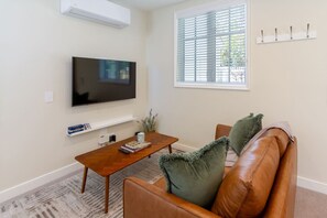 TV, ping pong - Sydenham 2BR | New Build, Parking, Games Room (Christchurch)