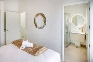 2 bedrooms, iron/ironing board, travel cot, WiFi - Modern Suite on St Asaph Street with Parking (Christchurch)