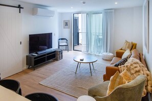 TV - Modern Suite on St Asaph Street with Parking (Christchurch)