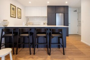 Fridge, microwave, oven, stovetop - Modern Suite on St Asaph Street with Parking (Christchurch)