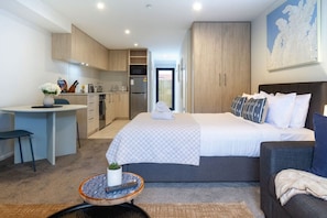 1 habitación, tabla de planchar con plancha, wifi y ropa de cama
