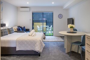 Tabla de planchar con plancha, wifi y ropa de cama 