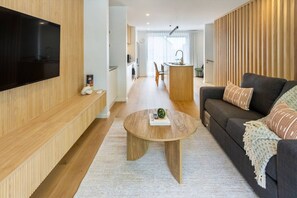 TV - Stylish 3BR Townhouse with Garage (Christchurch)