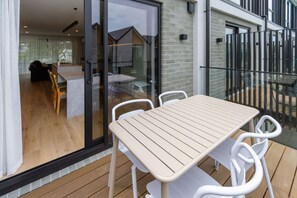 Outdoor dining - Stylish 3BR Townhouse with Garage (Christchurch)