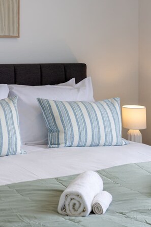 Iron/ironing board, travel cot, WiFi, bed sheets - Stylish 3BR Townhouse with Garage (Christchurch)
