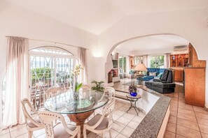 Dining - Luxury villa with swimming pool and panoramic sea view-Golfo Di Sogno (Porto-Vecchio)