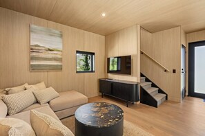 TV - Mountain View Villa - Central, Parking & Views! (Queenstown)