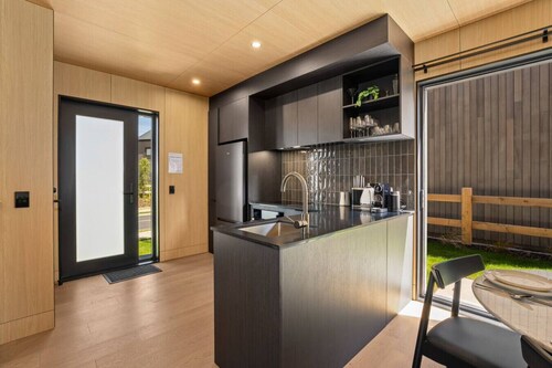 Mountain View Villa - Central, Parking & Views!