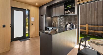 Mountain View Villa - Central, Parking & Views!