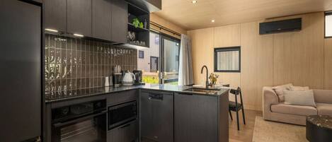 Kjøleskap, mikrobølgeovn, ovn og kokeplater