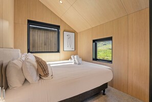 2 bedrooms, iron/ironing board, WiFi, bed sheets - Mountain View Villa - Central, Parking & Views! (Queenstown)