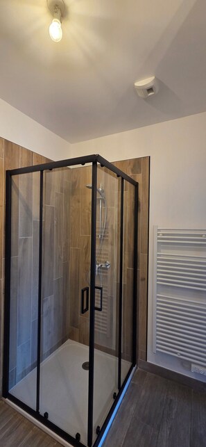 Een douche, een haardroger, handdoeken