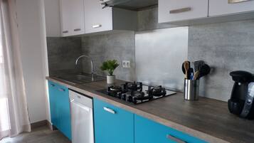 Frigorifero, microonde, forno, piano cottura