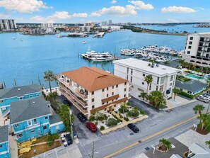 A coastal cityscape with a marina, buildings, and a clear sky. - Charming Waterfront Townhome , near beach,restaurants,shopping street... (Clearwater)