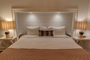 Tabla de planchar con plancha, wifi, ropa de cama