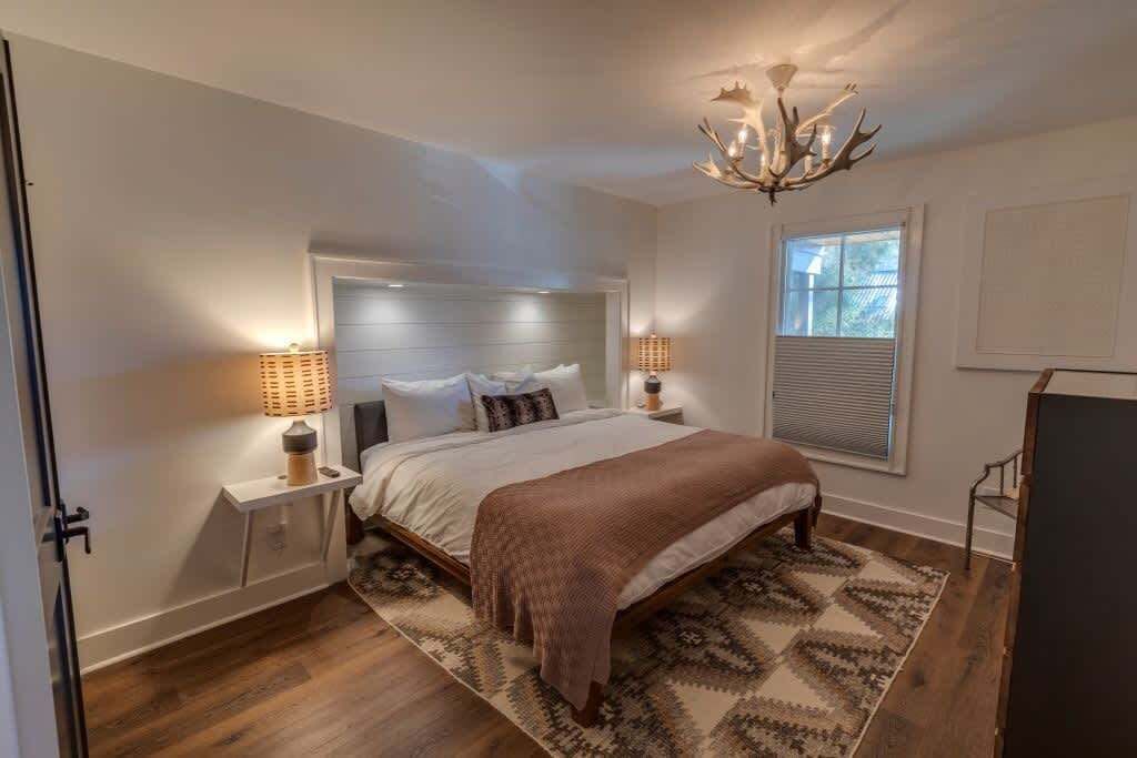 Tabla de planchar con plancha, wifi y ropa de cama 