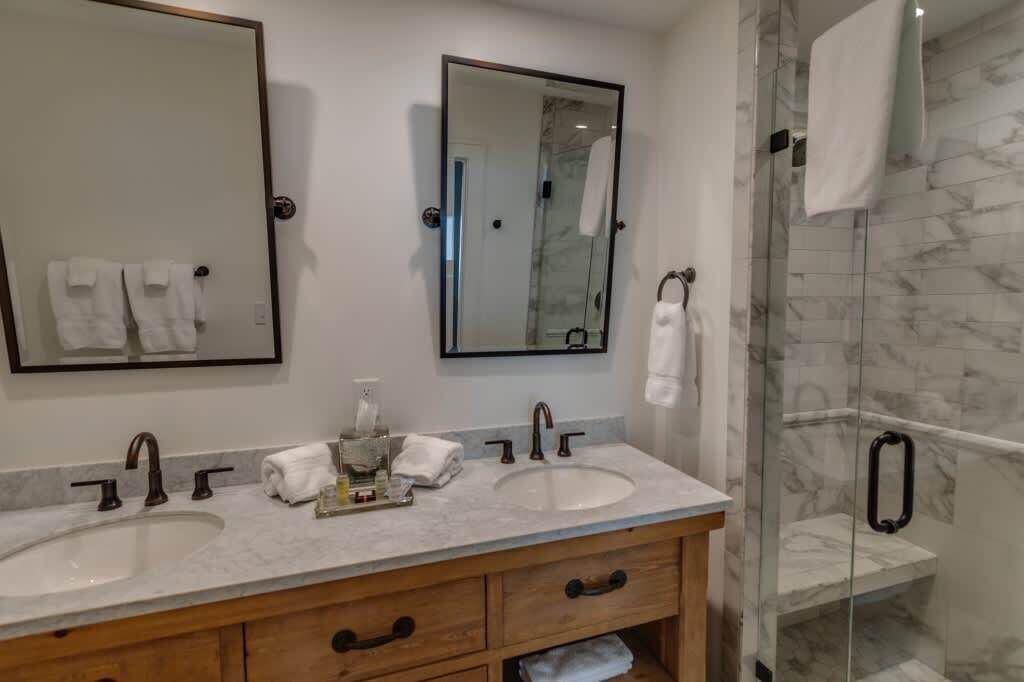 Regadera, secadora de cabello, toallas 