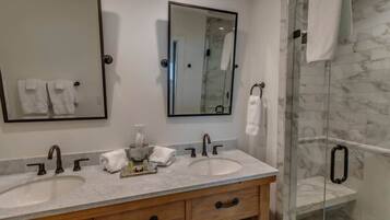 Regadera, secadora de cabello, toallas