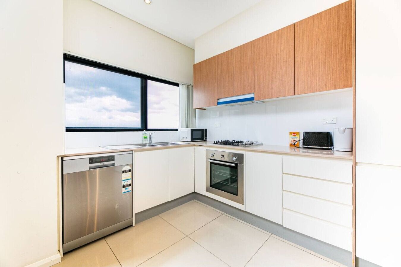 Frigorífico, microondas, horno y placa de cocina