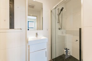 Hair dryer, towels - harbour bridge view free parking 2 Bds  in Burwood (Burwood)